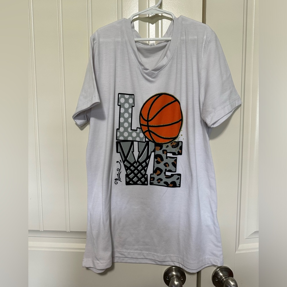 Women’s basketball t-shirt. Size women’s med